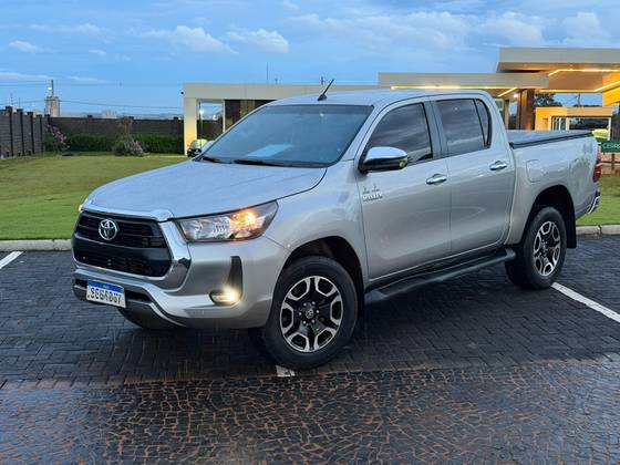TOYOTA HILUX 2.8 D-4D TURBO DIESEL CD SRV 4X4 AUTOMÁTICO